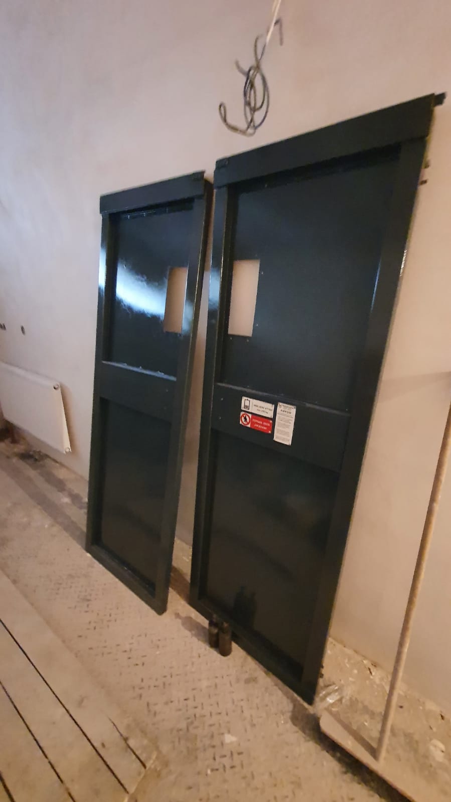 nalakované dveře výtahu